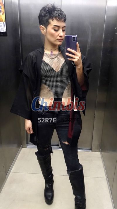 Veneno, mujer que hace videollamadas y sexting